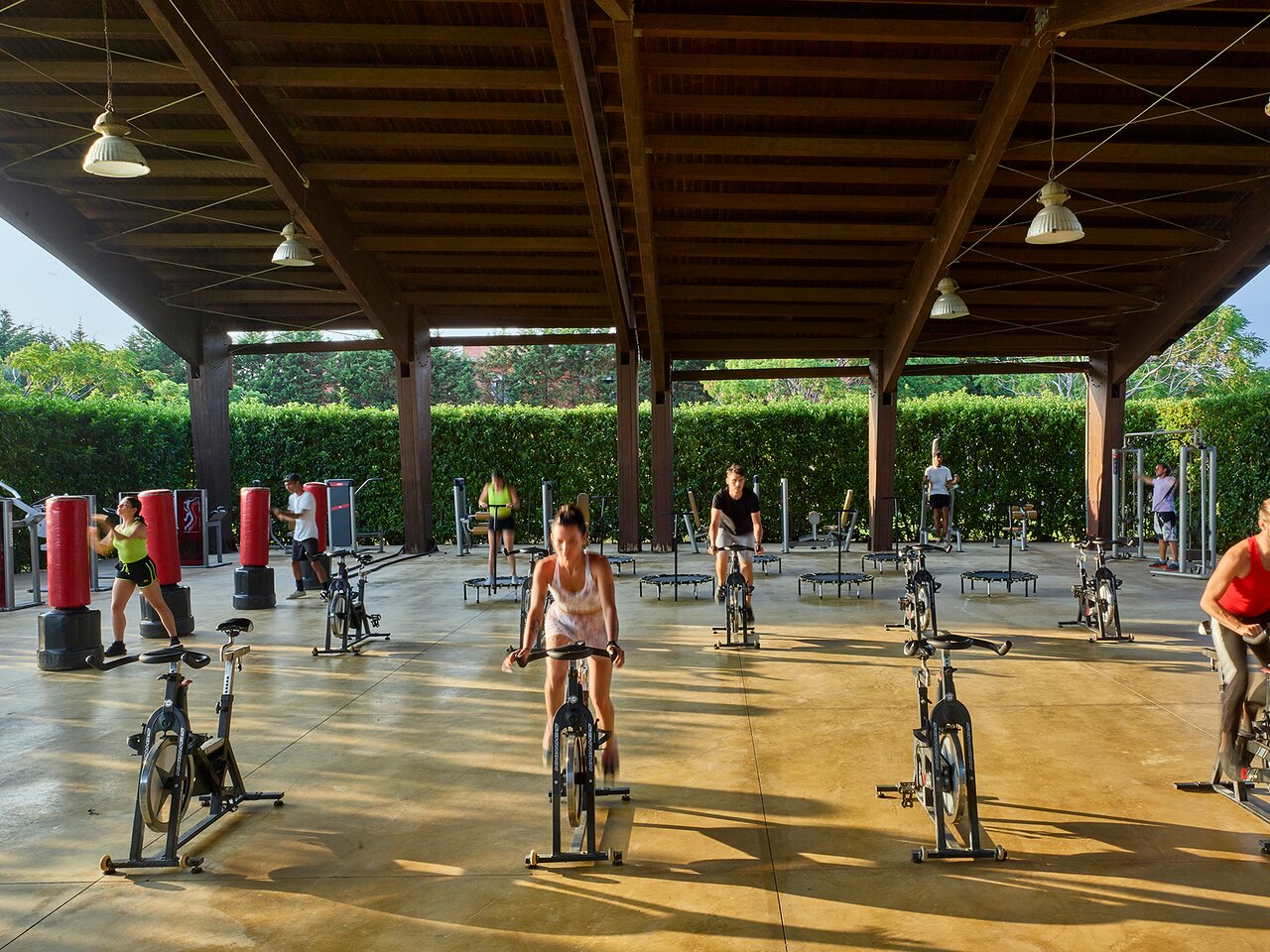 Āra fitnesa zona ar velotrenažieriem Serene Resort.