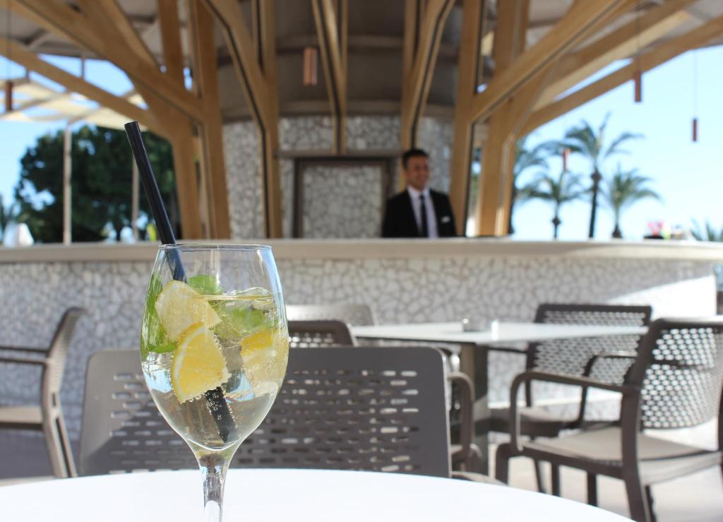 Veselīgs kokteilis ar citronu un piparmētru viesnīcā Paloma Perissia.