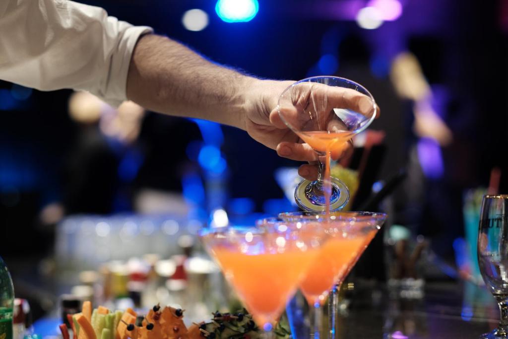 Bārmenis pasniedz kokteili viesnīcā Paloma Perissia.