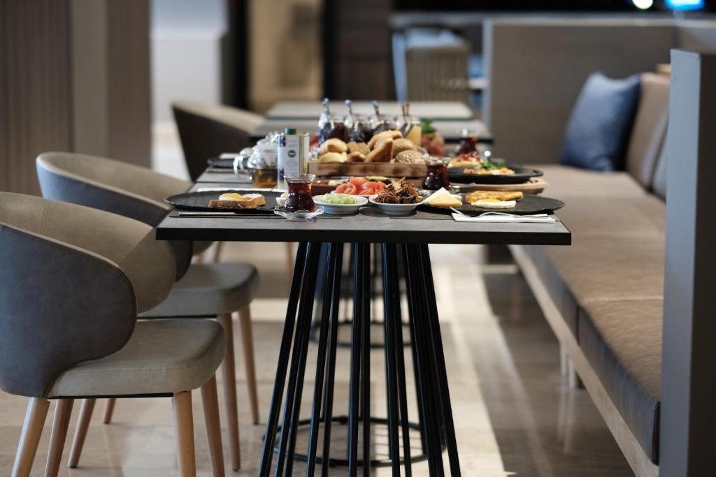 Garda brokastu galdiņš viesnīcā Paloma Perissia ar dažādiem ēdieniem.