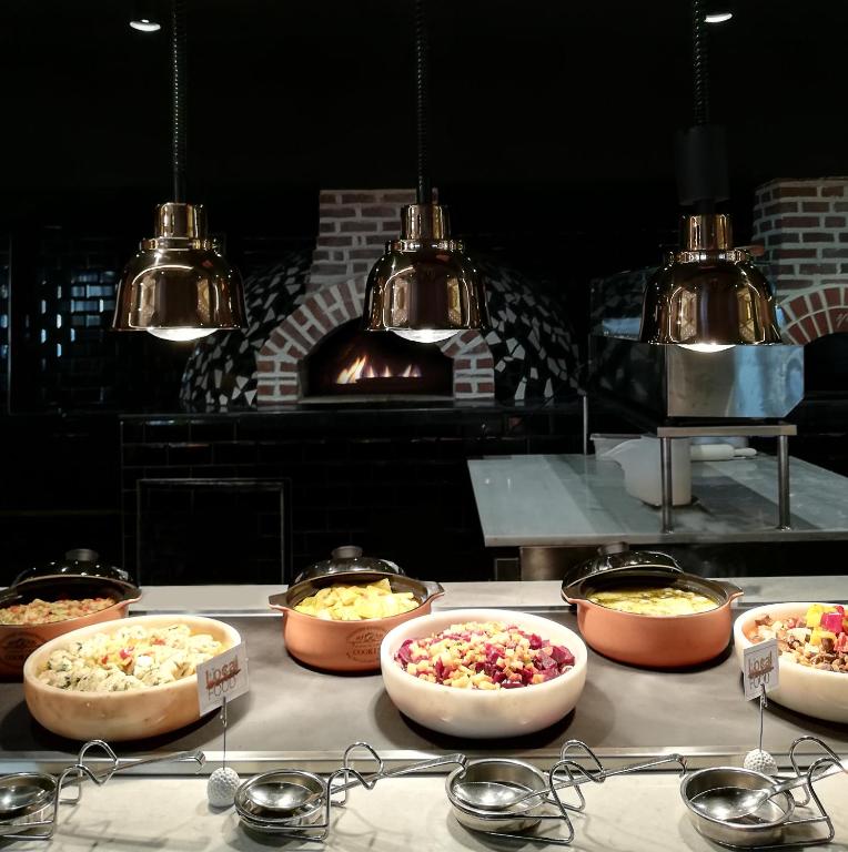 Svaigu ēdienu bufete viesnīcā Paloma Perissia ar krāsainiem dārzeņiem.