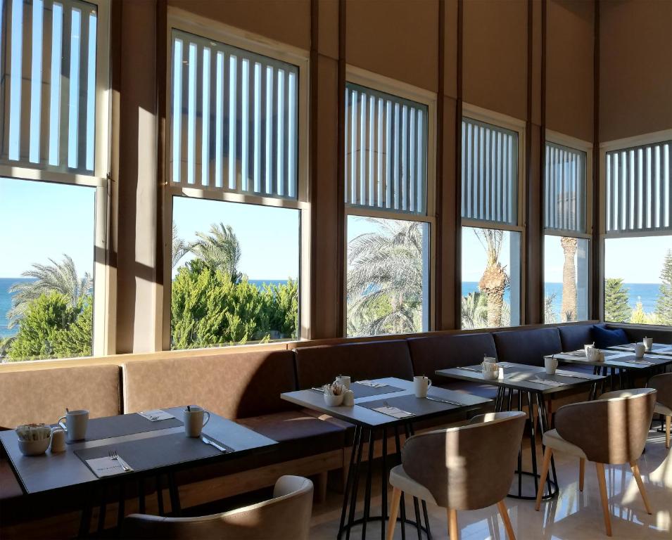 Paloma Perissia restorāns ar skatu uz jūru un palmām