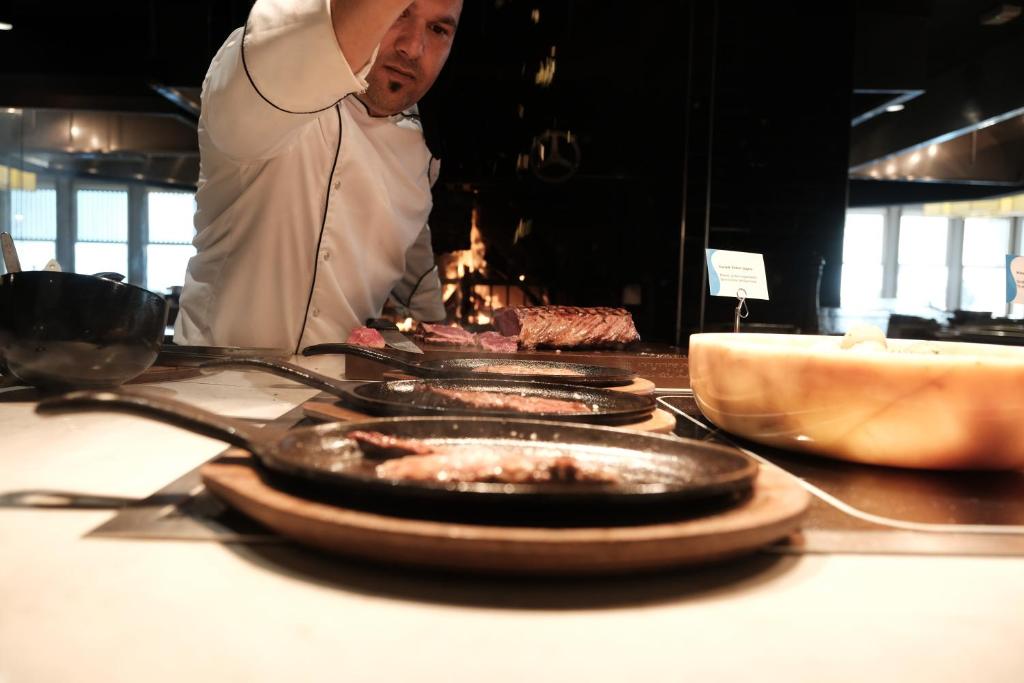 Šefpavārs gatavo maltītes viesnīcā Paloma Perissia