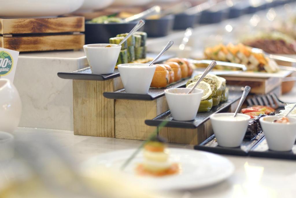 Gards ēdiens no Paloma Perissia bufetes ar daudziem ēdieniem.