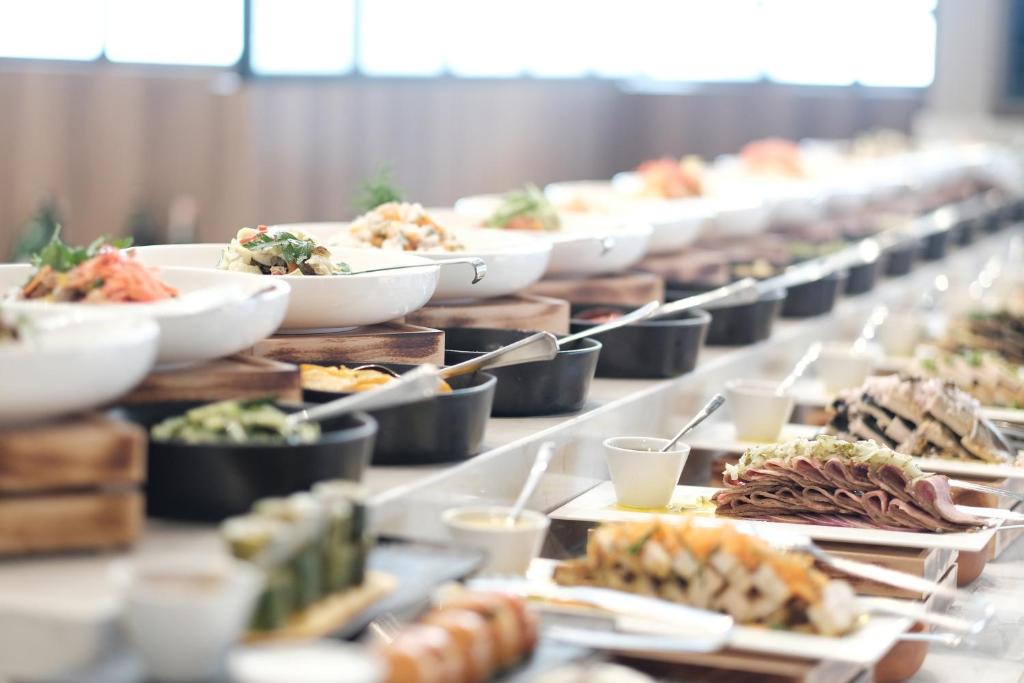 Bagātīgs bufetes galdiņš ar dažādām delikatesēm viesnīcā Paloma Perissia.