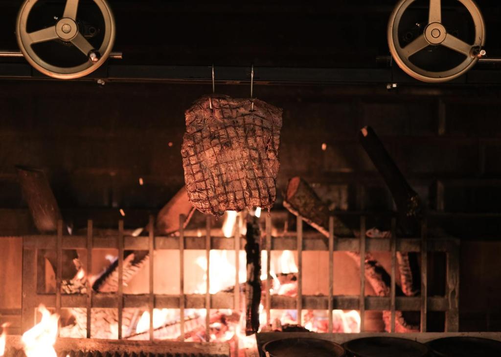 Grilēta gaļa pie uguns, Paloma Perissia restorānā