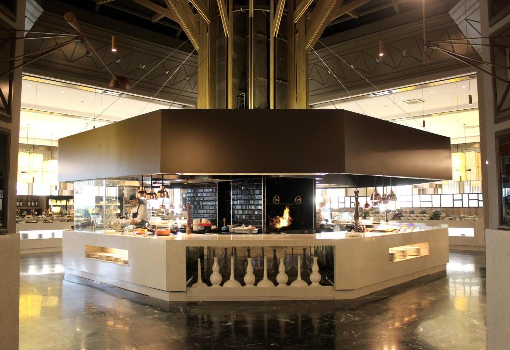 Mūsdienīgs restorāns ar atklātu virtuvi viesnīcā Paloma Perissia.