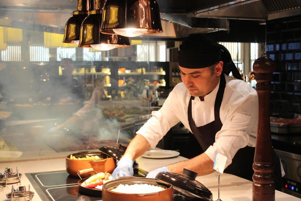 Šefpavārs gatavo maltītes viesnīcā Paloma Perissia, izsmalcināta virtuve.