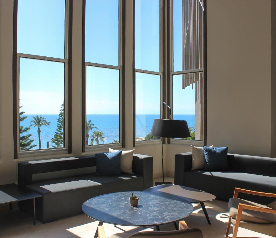Mūsdienīgs viesnīcas Paloma Perissia interjers ar skatu uz jūru