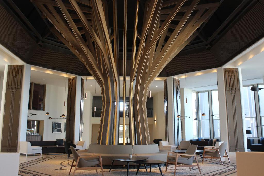 Moderns vestibilis ar unikālu koka struktūru Paloma Perissia