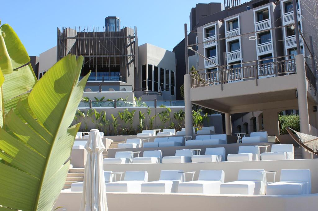 Moderns baseins un atpūtas zona viesnīcā Paloma Perissia piekrastē.