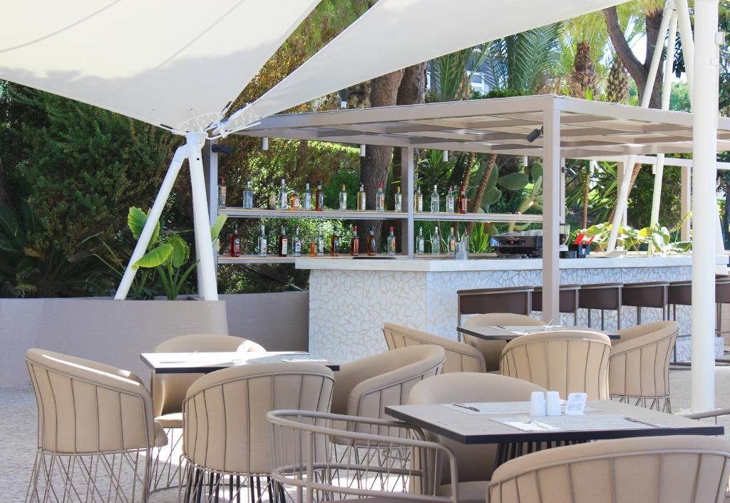 Elegants bārs ar terasi viesnīcā Paloma Perissia, kur baudīt kokteiļus.