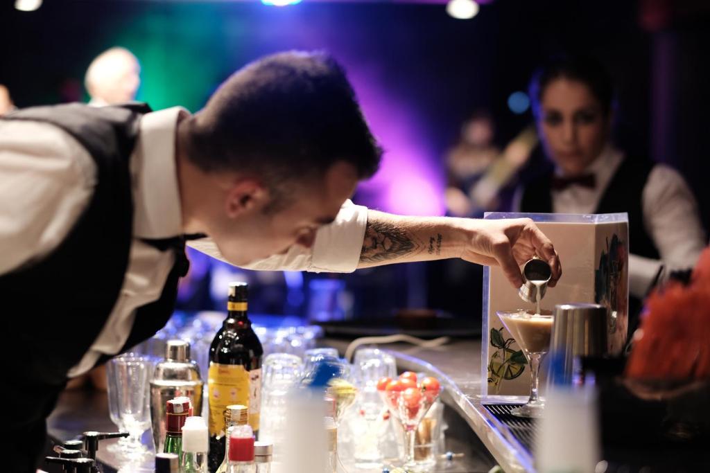 Bārmenis sagatavo kokteili viesnīcā Paloma Perissia.