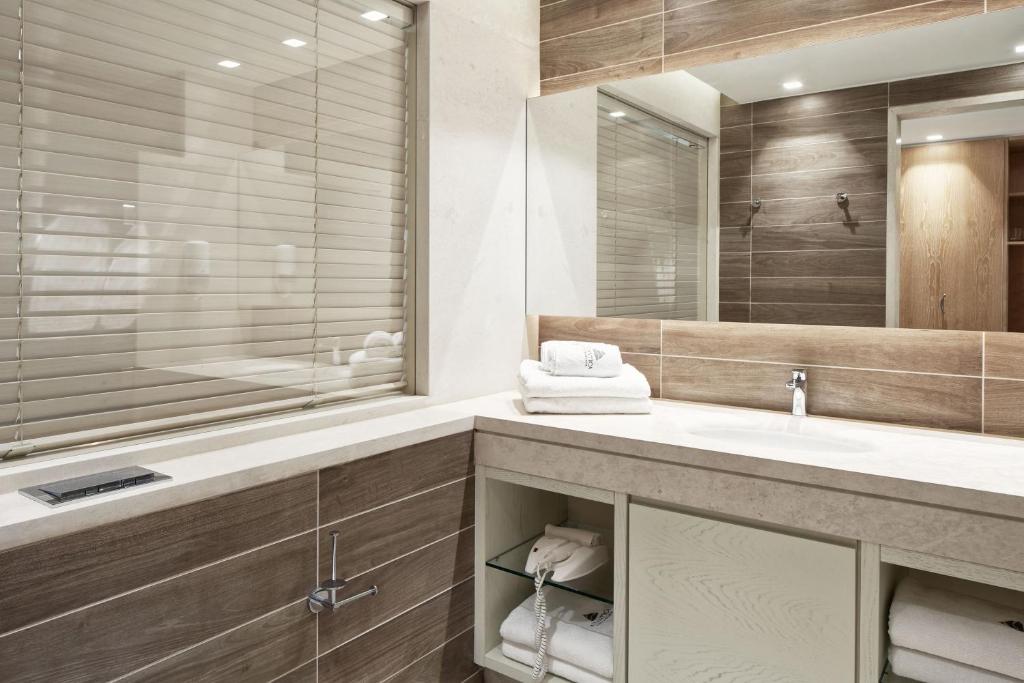 Mūsdienīgs vannas istabas interjers Atlantica Aegean Blue ar mīkstiem toņiem.