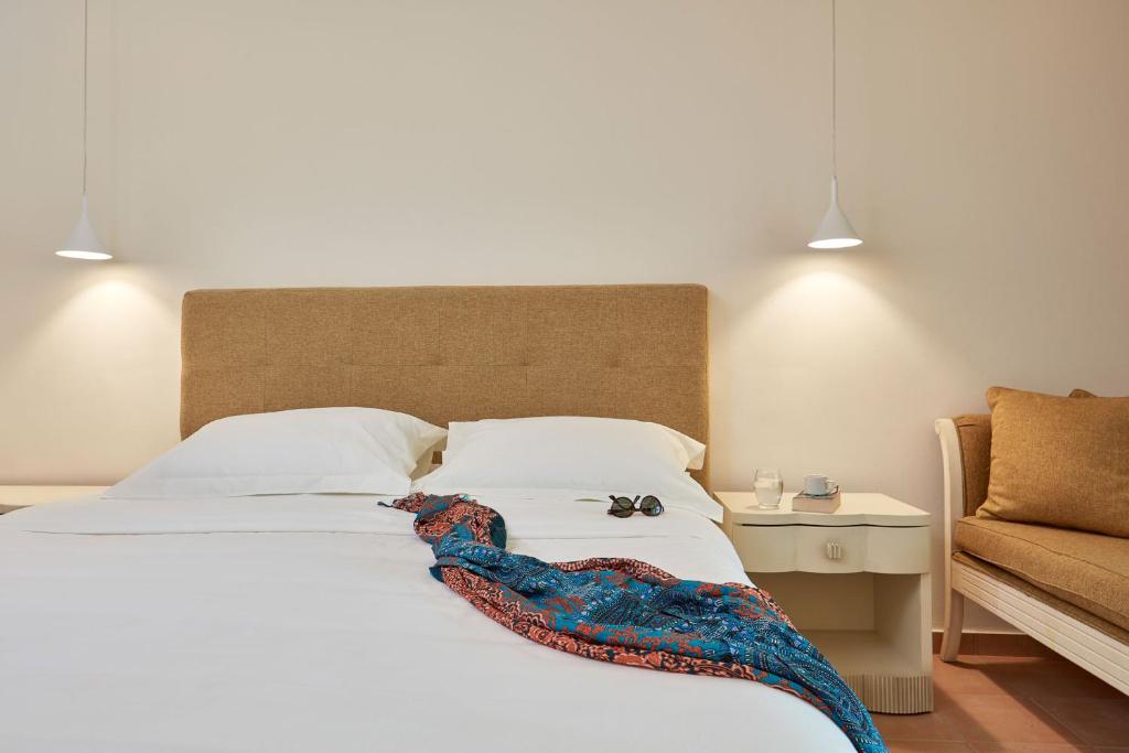 Mūsdienīgs numurs Atlantica Aegean Blue ar ērtu gultu un relaksējošu interjeru.