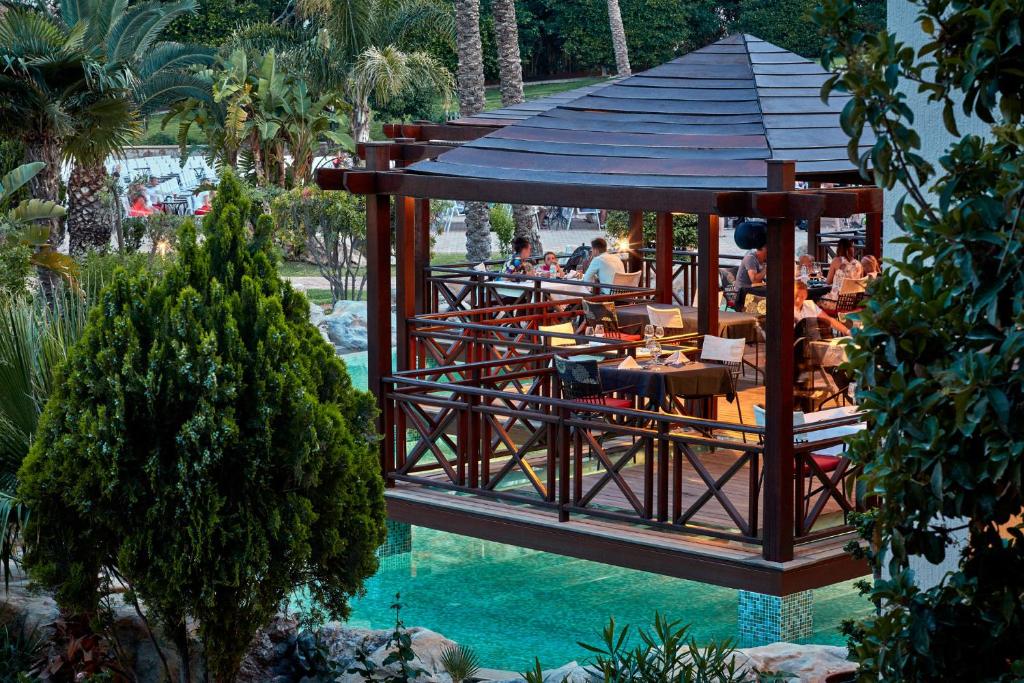 Restorāns pie baseina Atlantica Aegean Blue ar burvīgu skatu.