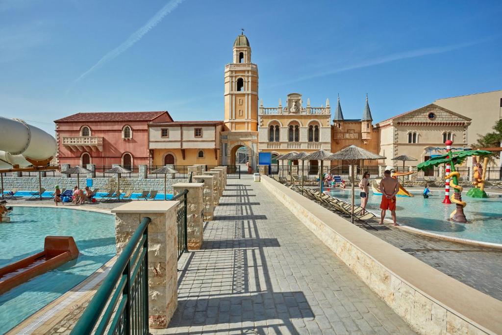 Peldbaseins un ūdens atrakcijas Atlantica Aegean Blue viesnīcā piekrastē.