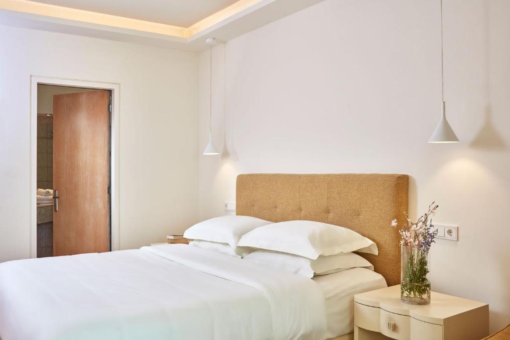 Mūsdienīgs numurs Atlantica Aegean Blue ar ērtu gultu un minimālistisku dizainu.