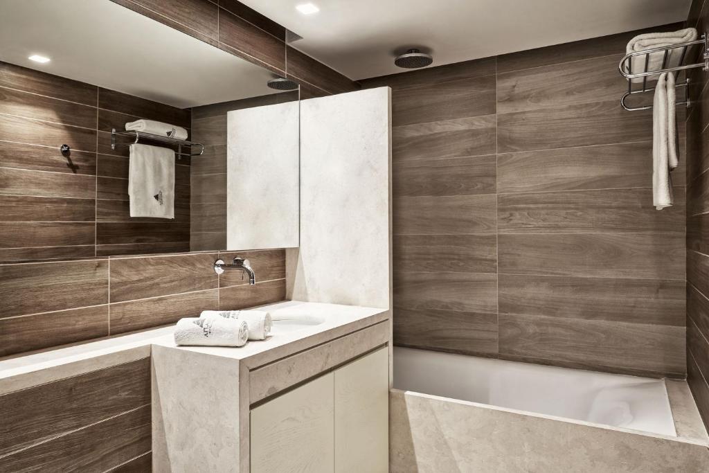 Mūsdienīgs vannas istaba Atlantica Aegean Blue ar elegantiem akcentiem.