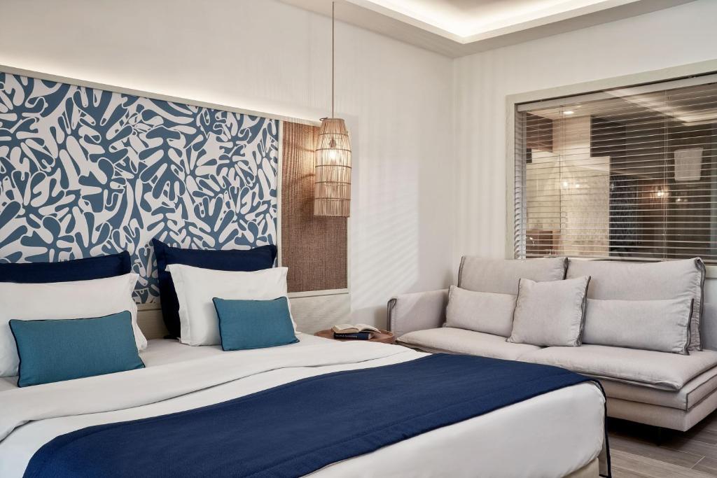 Mūsdienīgs numurs Atlantica Aegean Blue ar stilīgu dekora elementu.