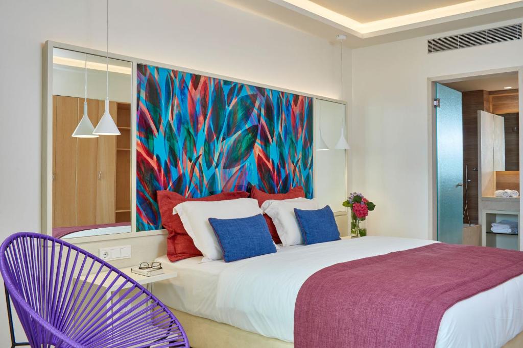 Mūsdienīgs numurs ar krāsainu mākslu pie sienas Atlantica Aegean Blue.