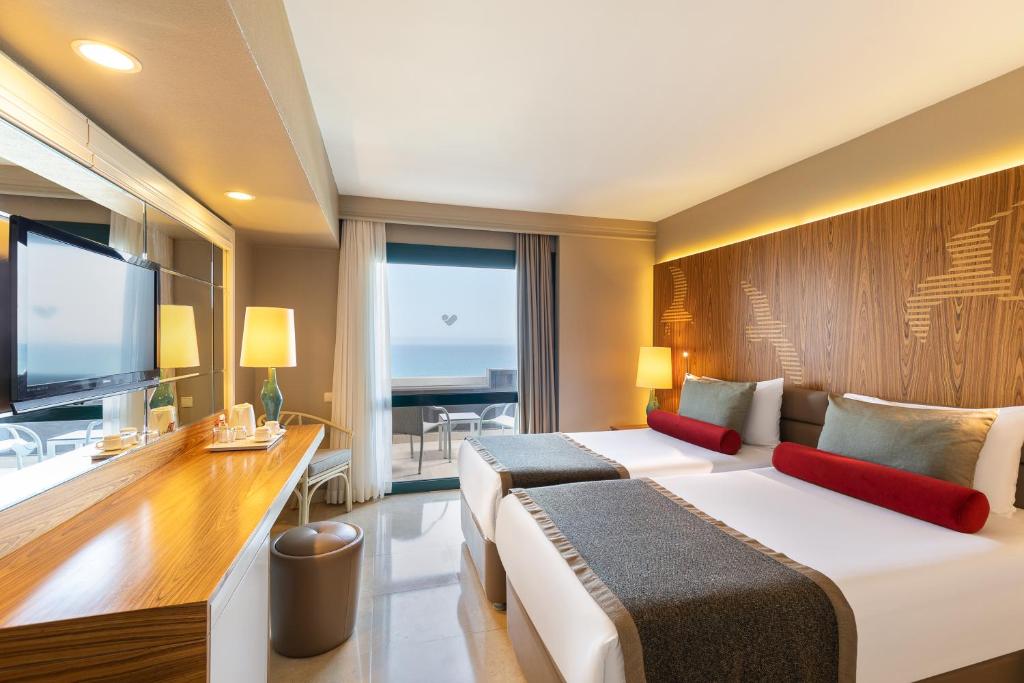 Moderns numurs viesnīcā Paloma Perissia ar skatu uz jūru