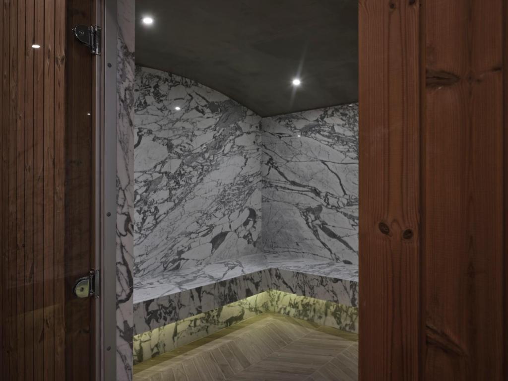 Marmora tvaika pirts ar koka detaļām Atlantica Aegean Blue