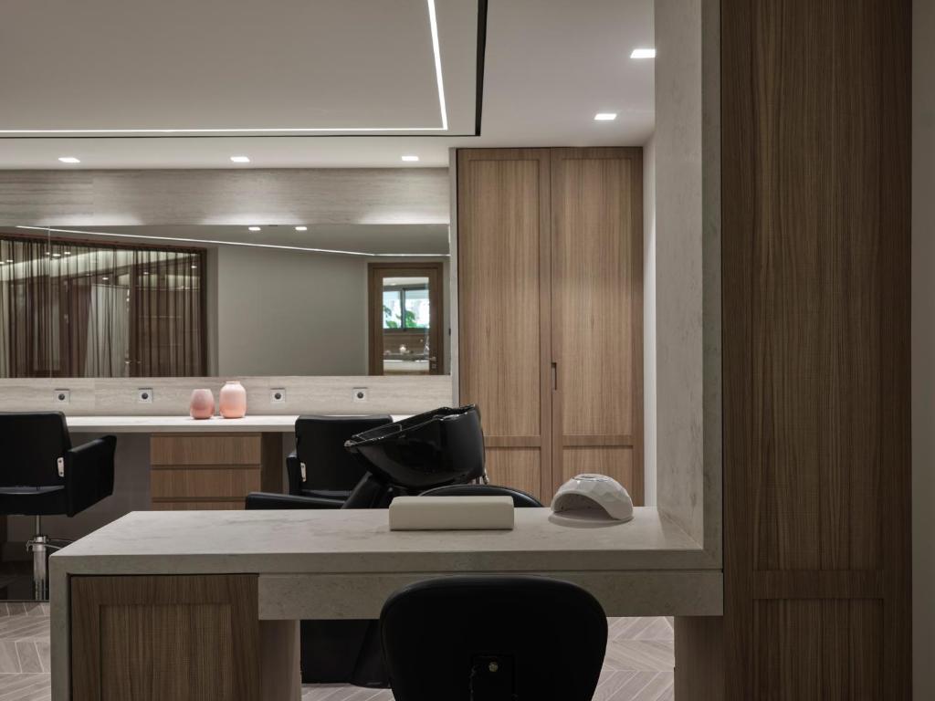 Eleganta frizētava Atlantica Aegean Blue ar mūsdienīgu dizainu.