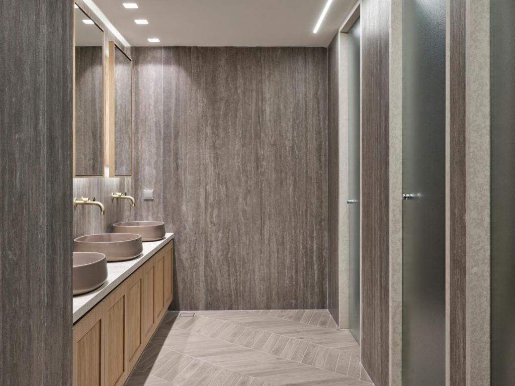 Mūsdienīgs vannas istabas interjers ar divām izlietnēm Atlantica Aegean Blue.