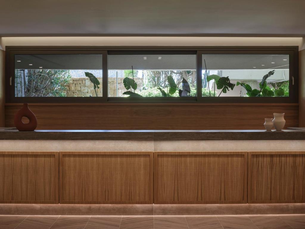 Mūsdienīgs interjers ar logiem, kas ved uz dārzu, Atlantica Aegean Blue