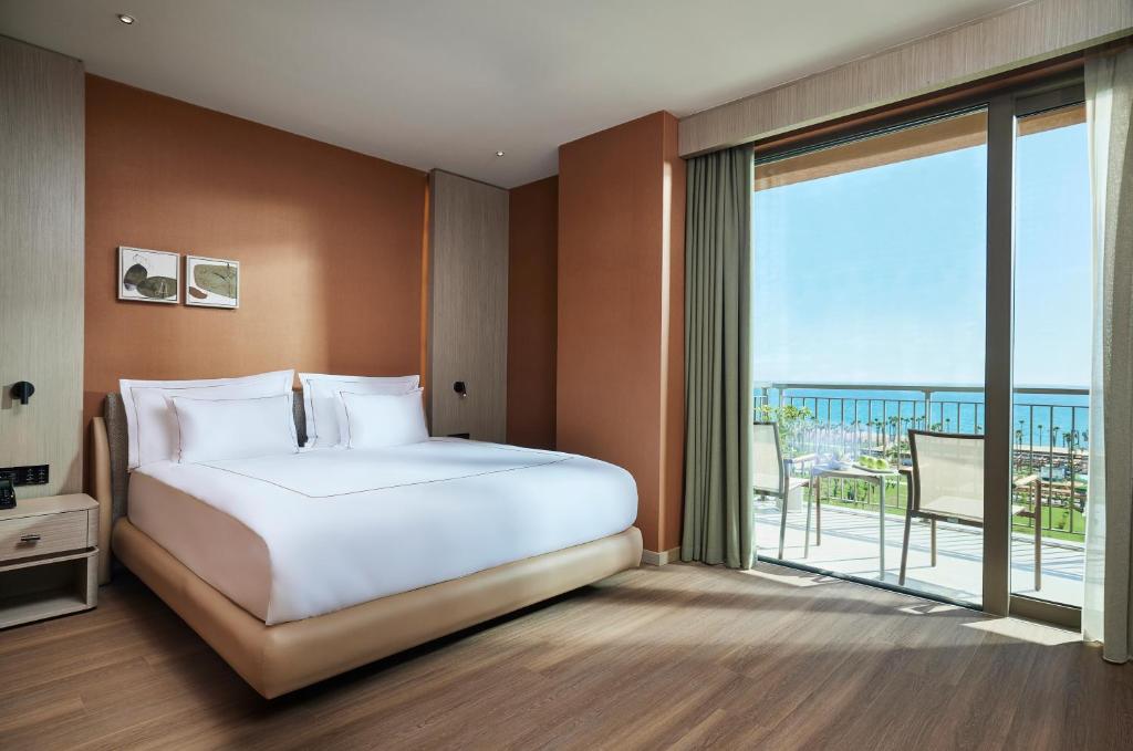 Lusso Sorgun numurs ar skatu uz jūru