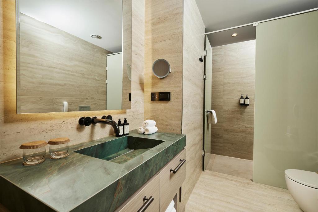 Lusso Sorgun luksusa vannas istaba ar mūsdienīgu dizainu.