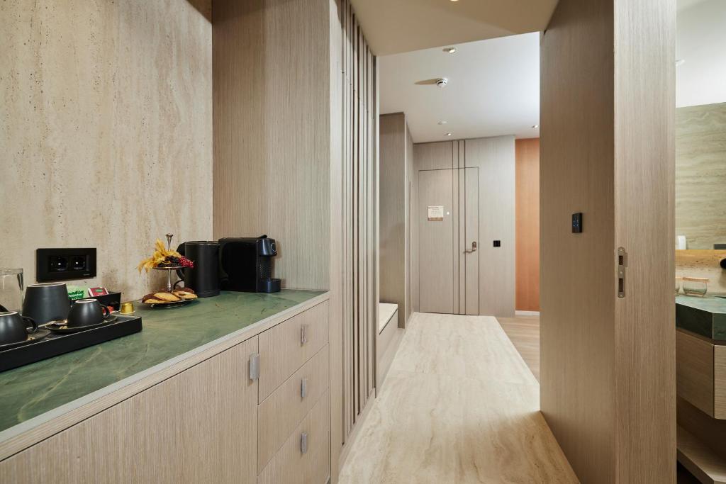 Lusso Sorgun viesnīcas numurs ar kafijas automātu un uzkodām