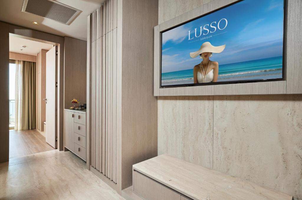 Lusso Sorgun numurs ar modernu interjeru un televizoru.