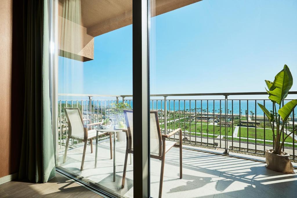 Balkons ar skatu uz jūru viesnīcā Lusso Sorgun.