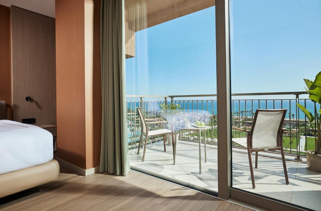 Lusso Sorgun numurs ar skatu uz jūru un balkonu