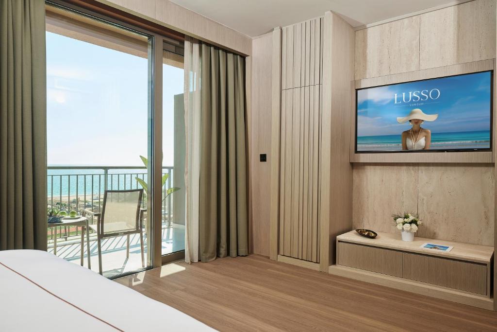 Numurs viesnīcā Lusso Sorgun ar balkonu un skatu uz jūru.