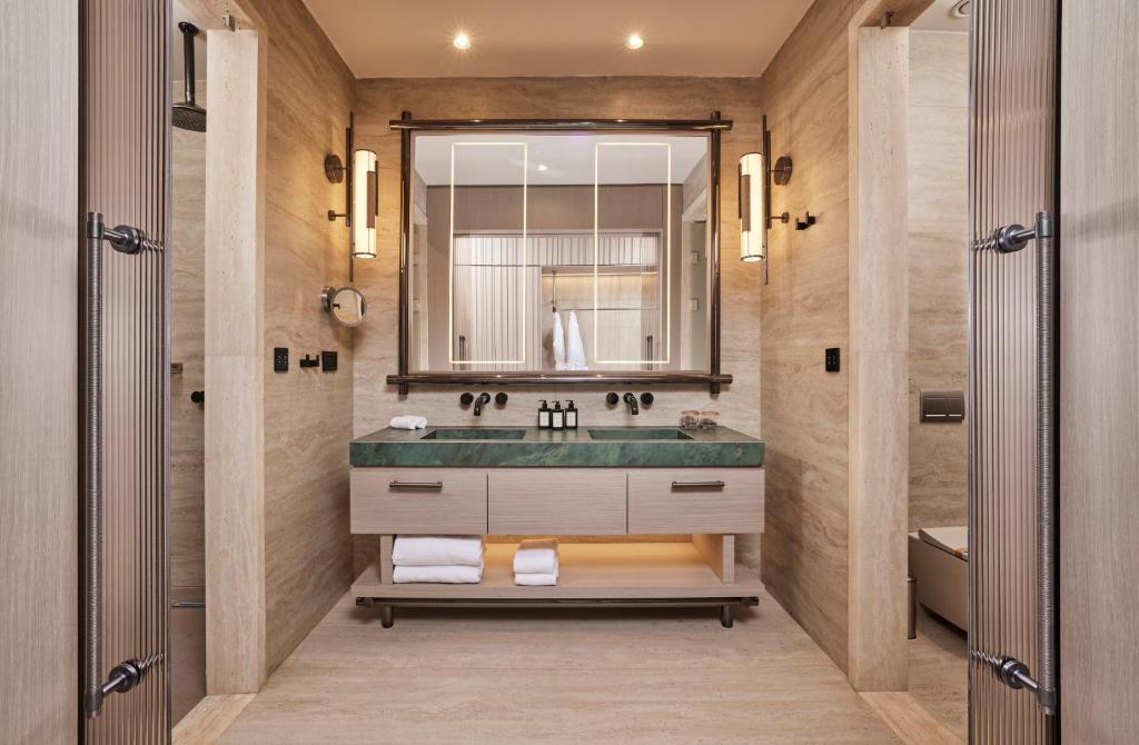 Lusso Sorgun vannas istaba ar modernu dizainu.