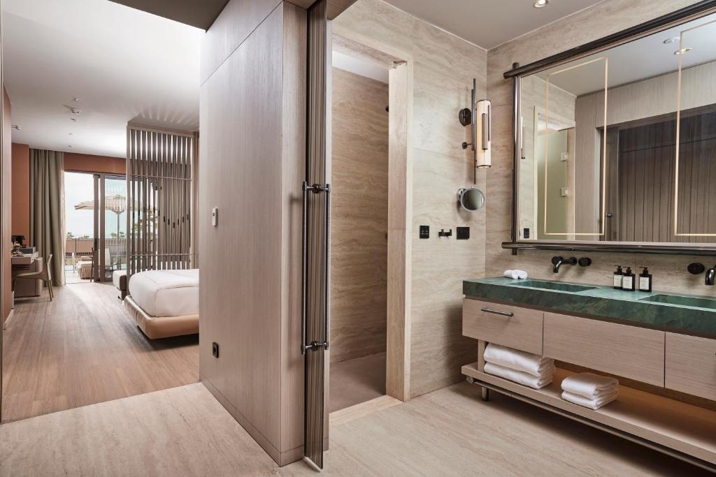 Mūsdienīgs numurs viesnīcā Lusso Sorgun ar iekļautu vannas istabu.