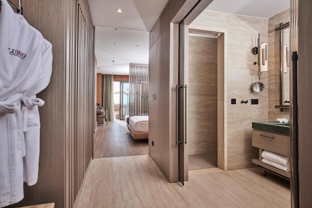 Lusso Sorgun viesnīcas numurs ar skatu uz jūru un vannas istabu.