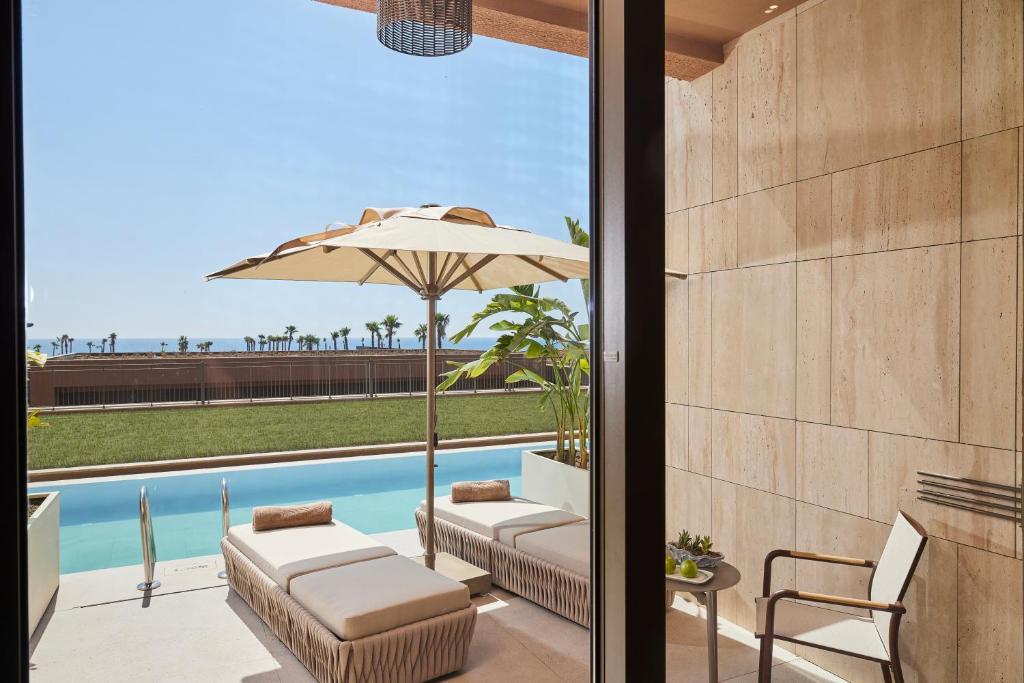 Lusso Sorgun terase ar skatu uz baseinu un jūru