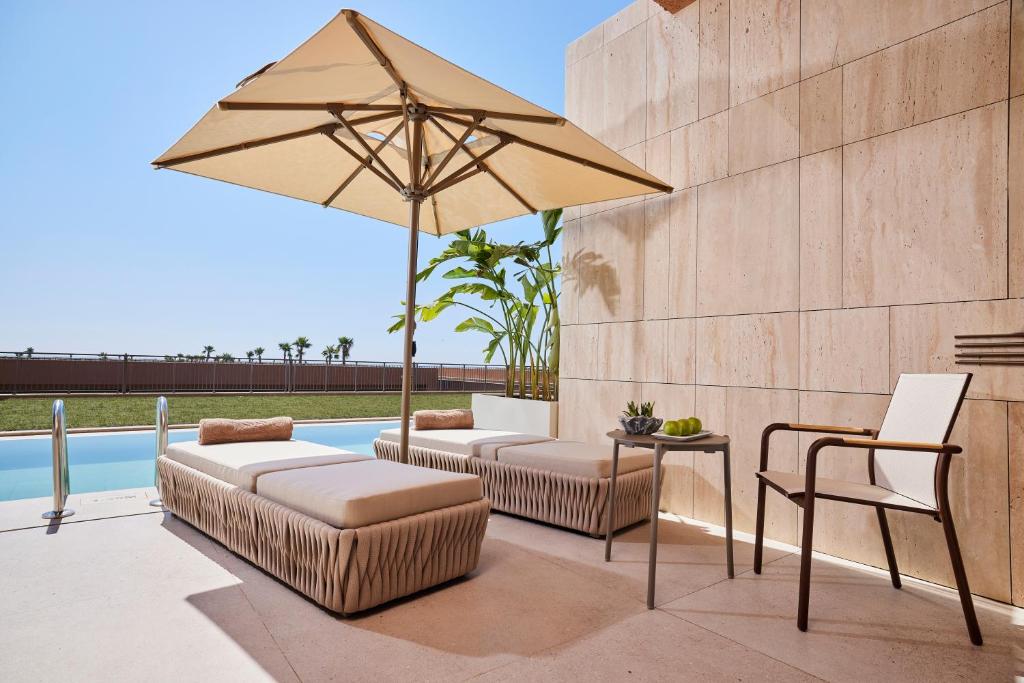 Lusso Sorgun terase ar baseinu un atpūtas zonu.