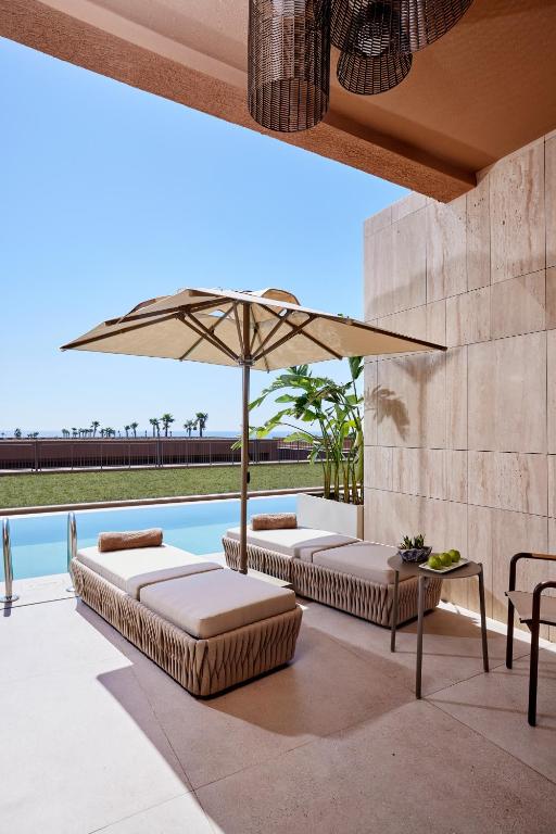 Lusso Sorgun privāta terase ar skatu uz baseinu un jūru.