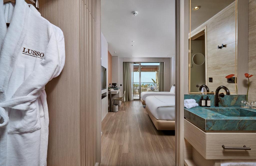 Lusso Sorgun moderns numurs ar skatu uz jūru.