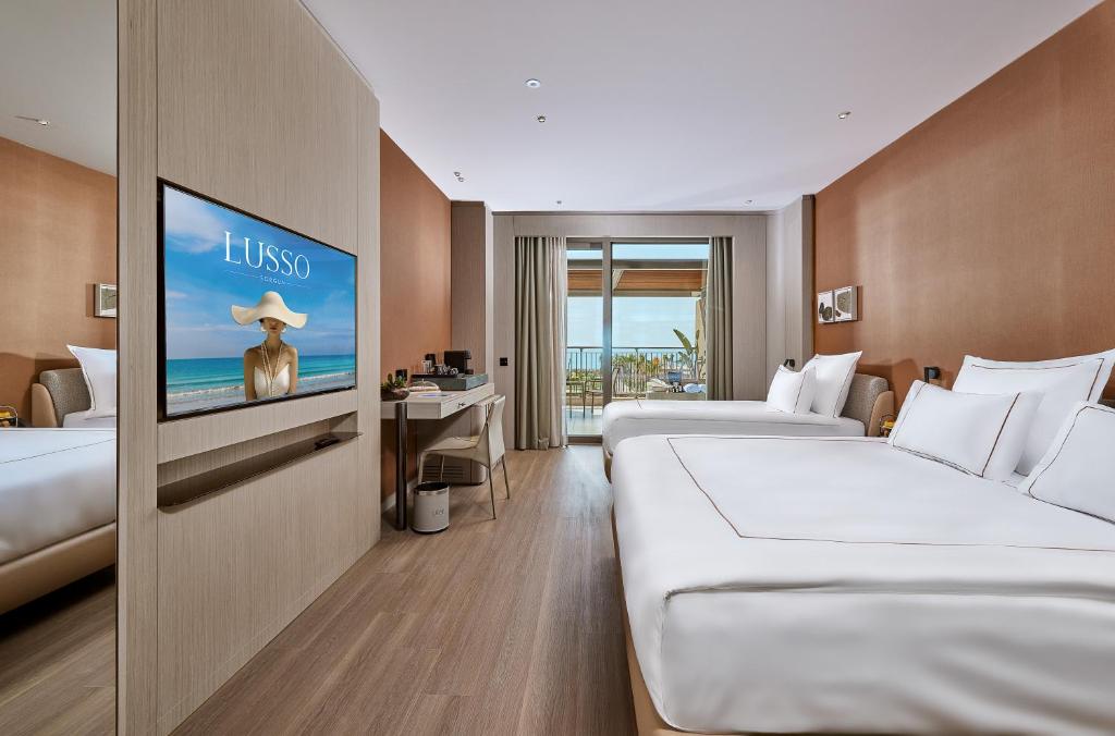 Lusso Sorgun viesnīcas numurs ar skatu uz jūru un modernām ērtībām.