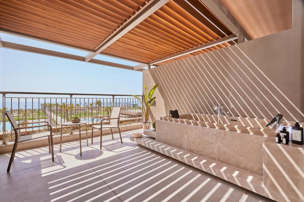 Lusso Sorgun suite terrace with ocean view and outdoor bath.