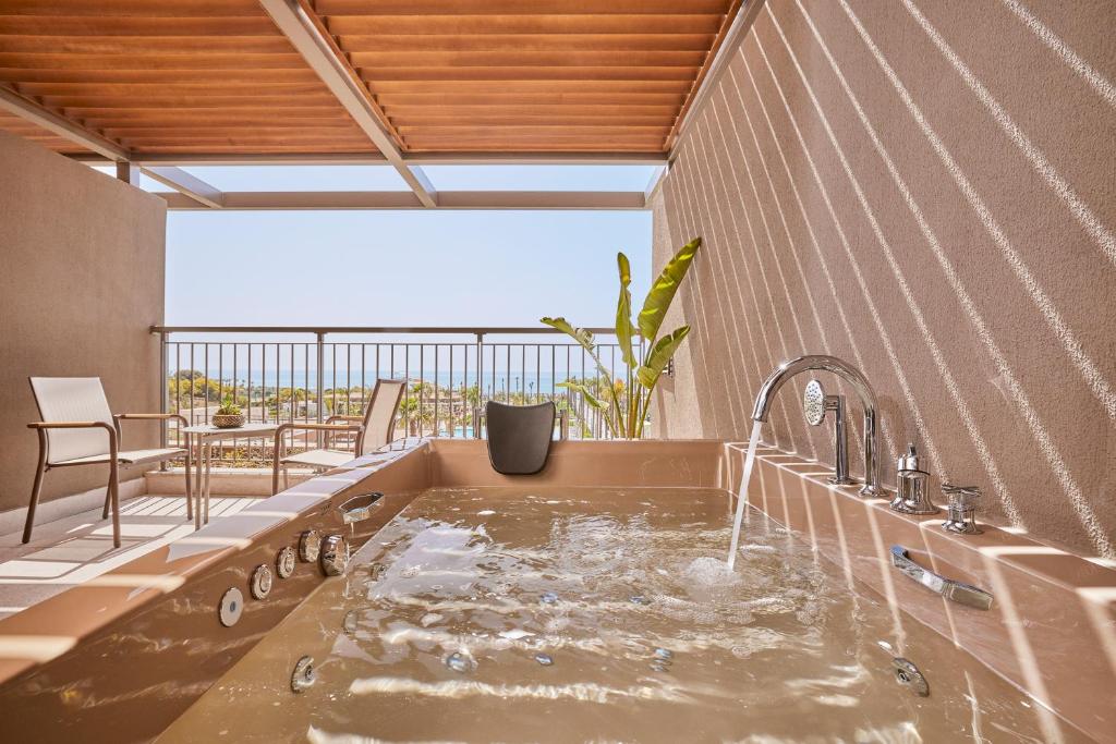 Lusso Sorgun privāta terase ar burbuļvannu un skatu uz jūru.