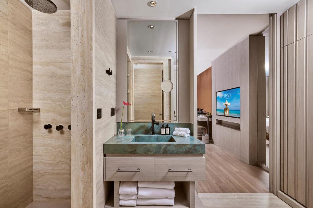 Lusso Sorgun viesnīcas modernas vannas istabas dizains.