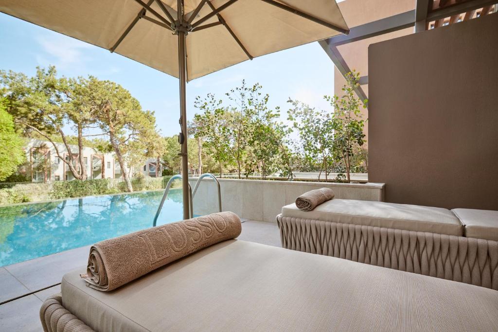 Lusso Sorgun terase ar skatu uz baseinu un dārzu