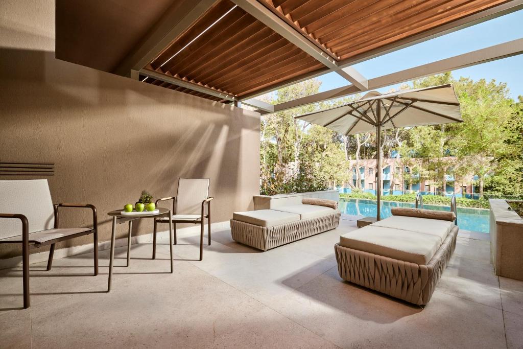 Lusso Sorgun terase ar skatu uz baseinu